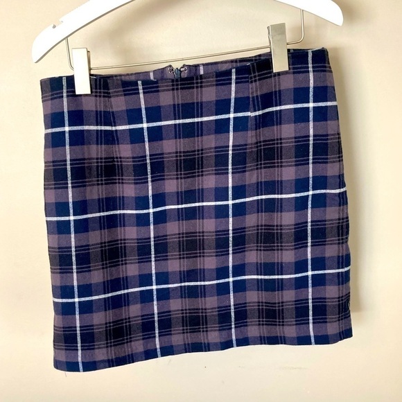 Tommy Hilfiger Dresses & Skirts - Tommy Hilfiger gray, blue, black, white, plaid zipper skirt, size 10